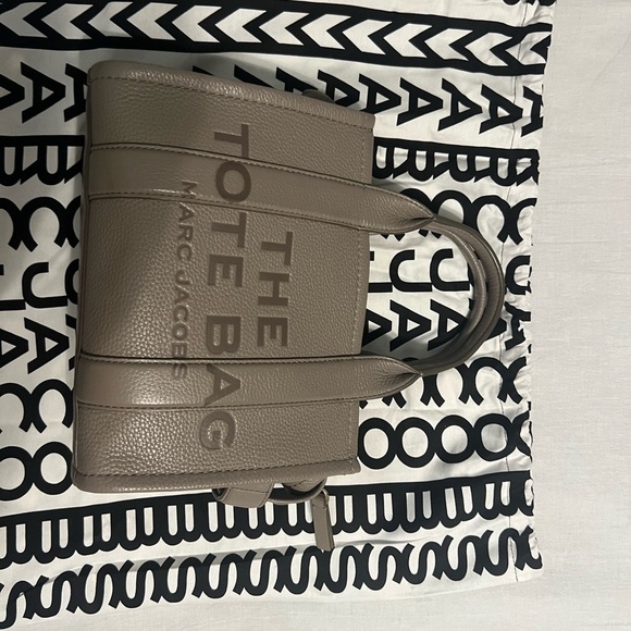 Marc Jacob’s like new THE LEATHER MINI TOTE BAG in cement color w/dust bag - Picture 3 of 9